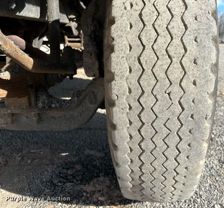 image for item LK9609 1993 Ford F700  oil distributor truck