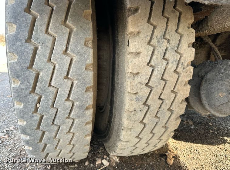 image for item LK9609 1993 Ford F700  oil distributor truck