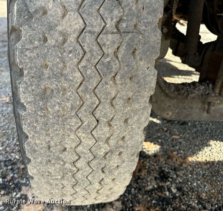 image for item LK9609 1993 Ford F700  oil distributor truck