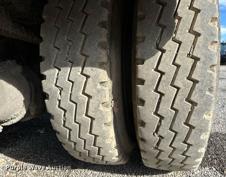 image for item LK9609 1993 Ford F700  oil distributor truck