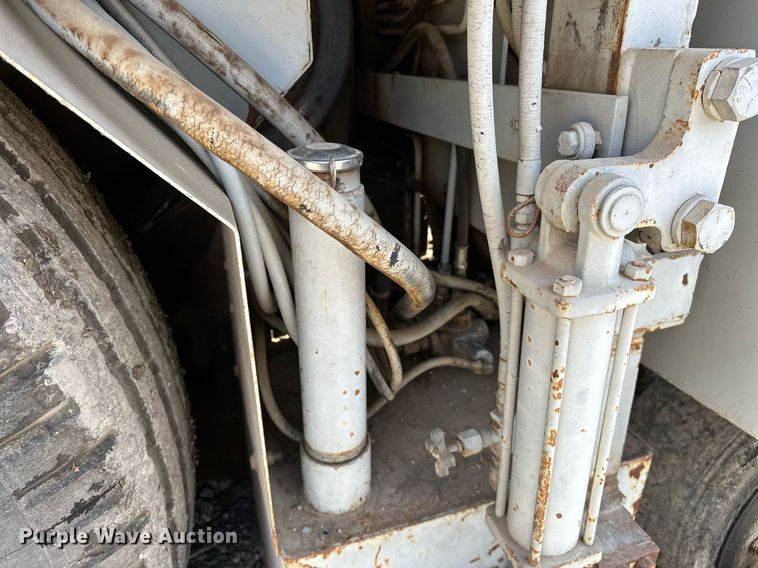 image for item LK9610 Cedarapids CR431  paver