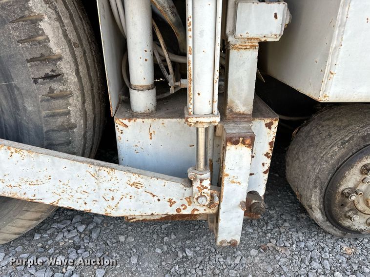 image for item LK9610 Cedarapids CR431  paver