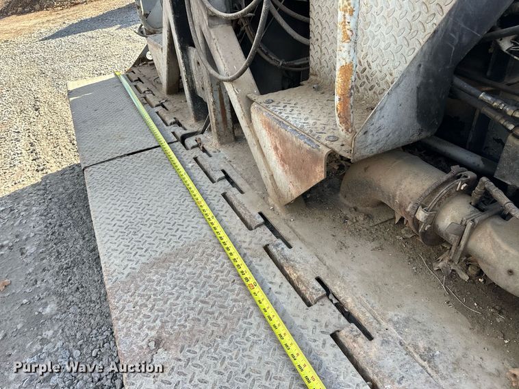 image for item LK9610 Cedarapids CR431  paver