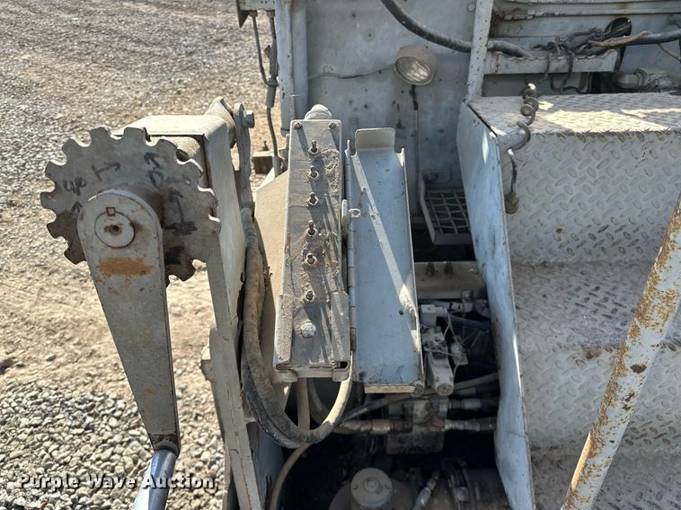 image for item LK9610 Cedarapids CR431  paver