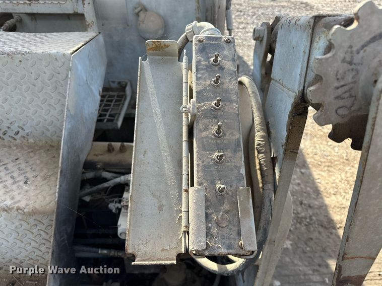 image for item LK9610 Cedarapids CR431  paver