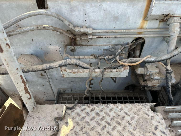 image for item LK9610 Cedarapids CR431  paver