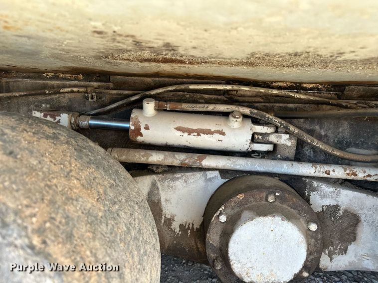 image for item LK9610 Cedarapids CR431  paver