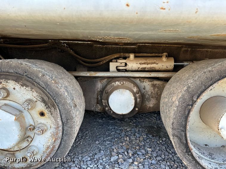 image for item LK9610 Cedarapids CR431  paver