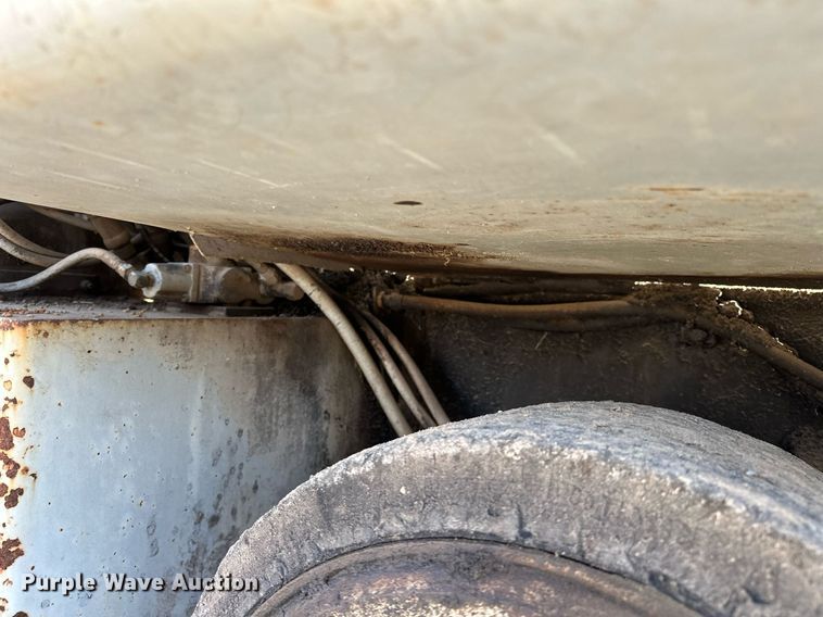 image for item LK9610 Cedarapids CR431  paver