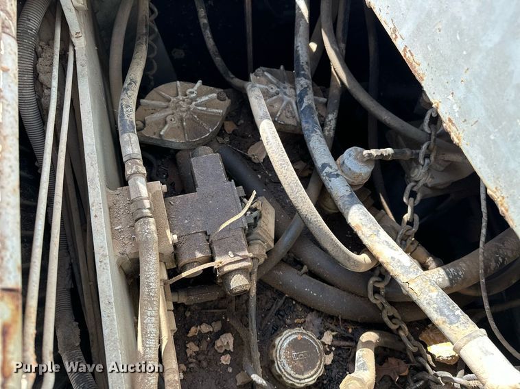 image for item LK9610 Cedarapids CR431  paver