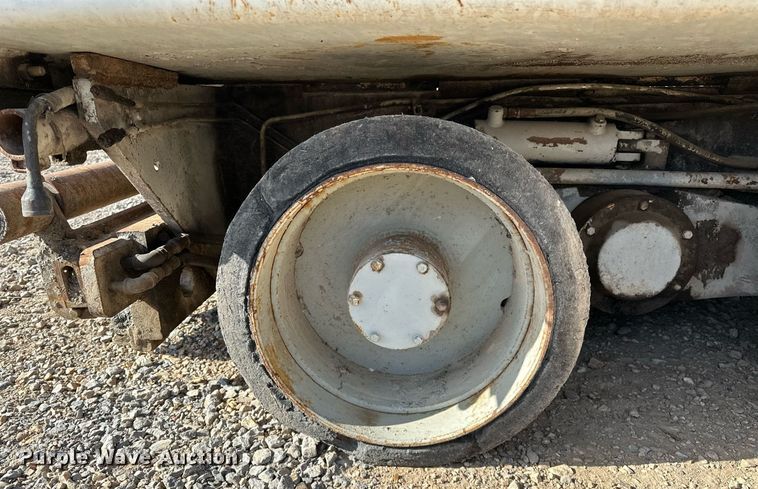 image for item LK9610 Cedarapids CR431  paver