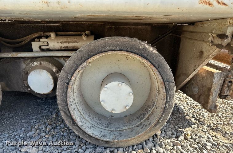 image for item LK9610 Cedarapids CR431  paver