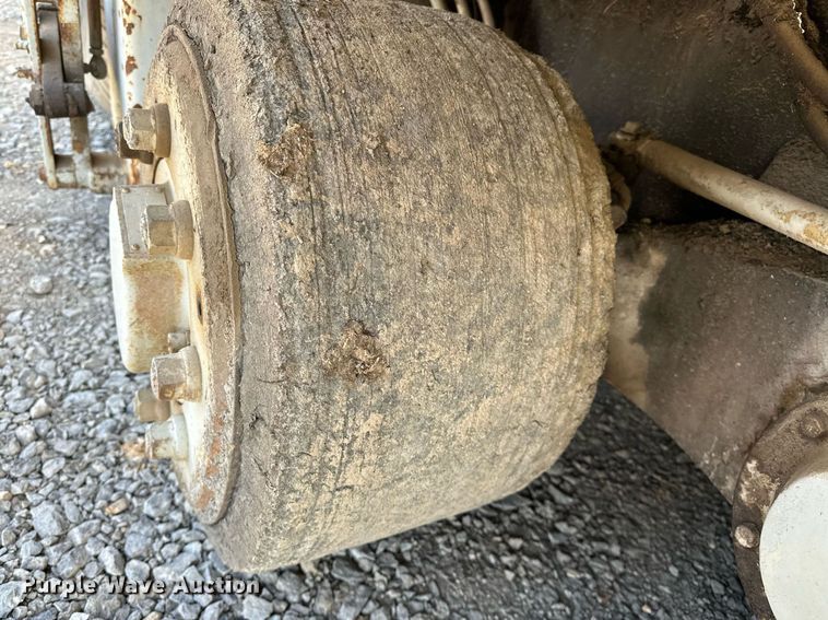 image for item LK9610 Cedarapids CR431  paver