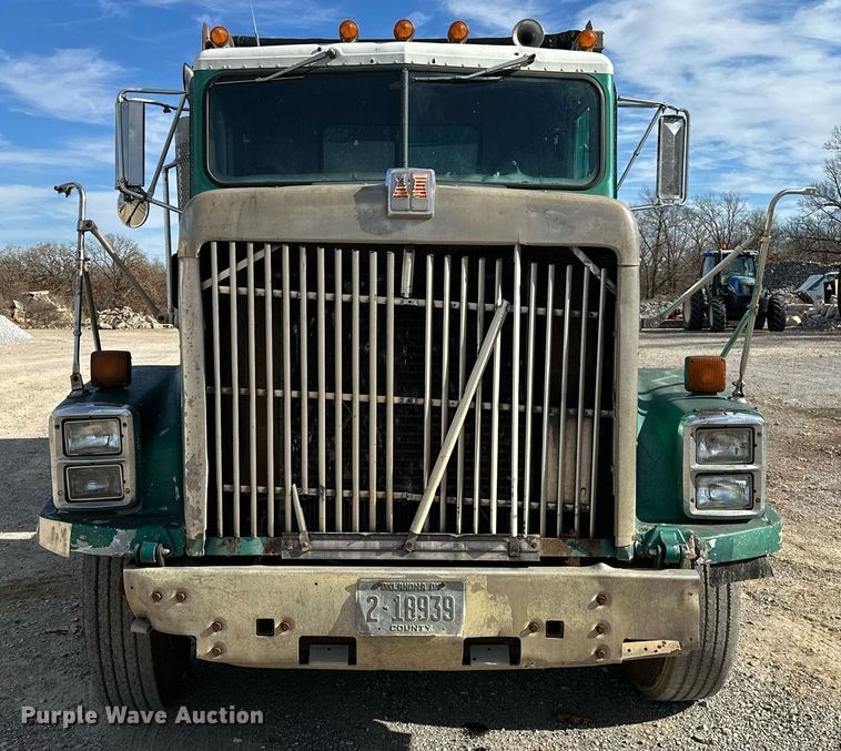 image for item LK9611 1990 International 9300  dump truck