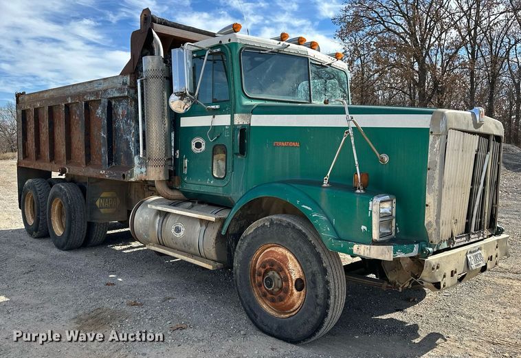 image for item LK9611 1990 International 9300  dump truck