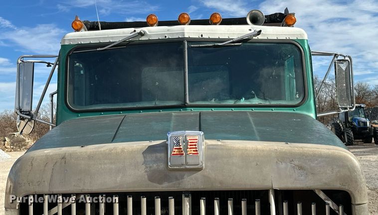 image for item LK9611 1990 International 9300  dump truck