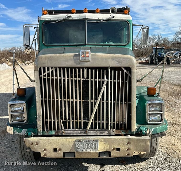 image for item LK9611 1990 International 9300  dump truck