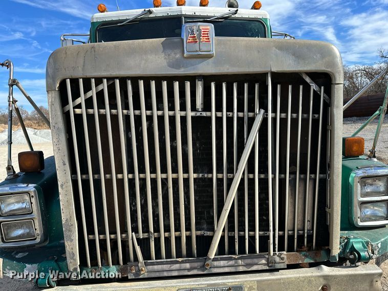 image for item LK9611 1990 International 9300  dump truck