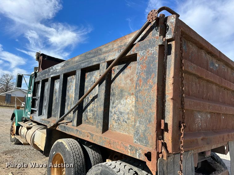image for item LK9611 1990 International 9300  dump truck