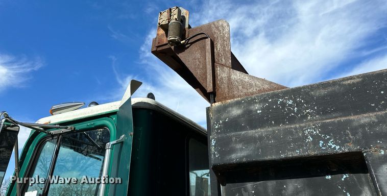 image for item LK9611 1990 International 9300  dump truck