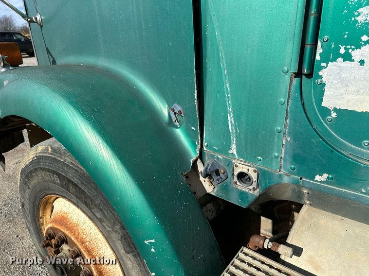 image for item LK9611 1990 International 9300  dump truck