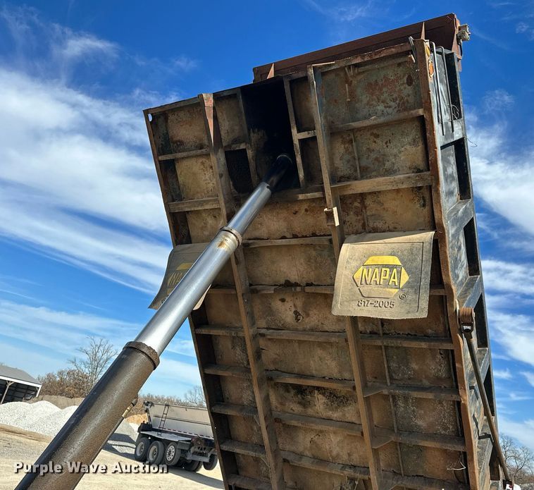 image for item LK9611 1990 International 9300  dump truck