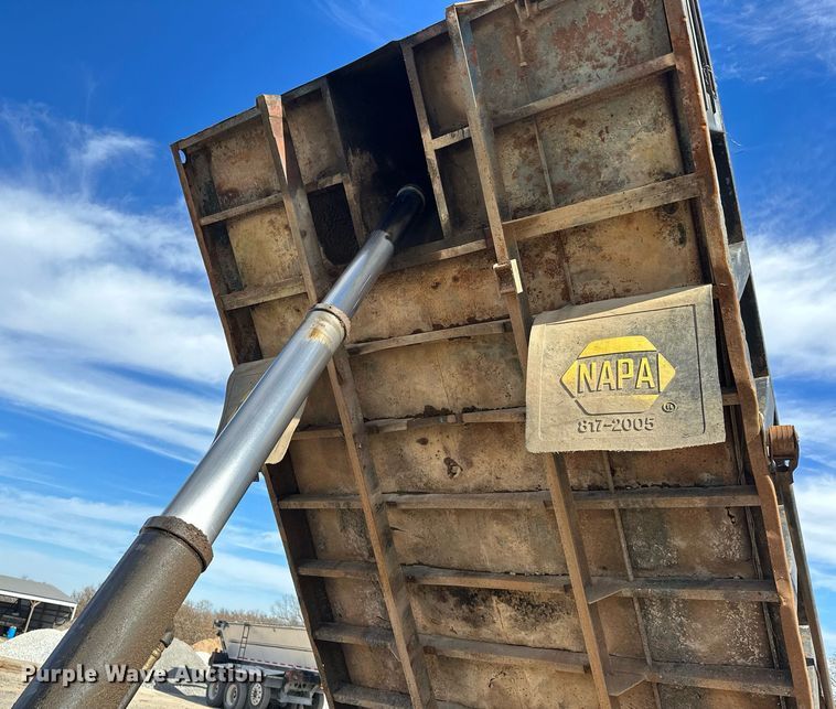 image for item LK9611 1990 International 9300  dump truck