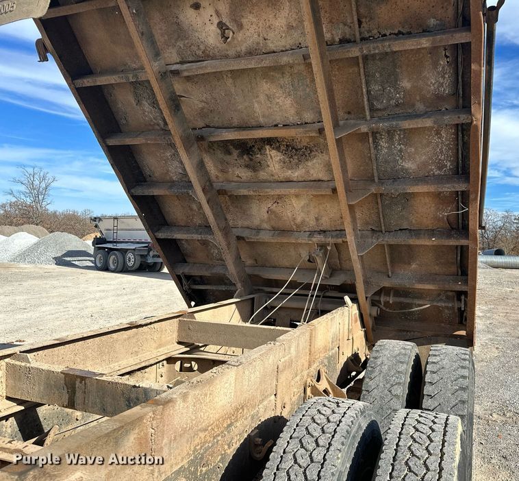 image for item LK9611 1990 International 9300  dump truck