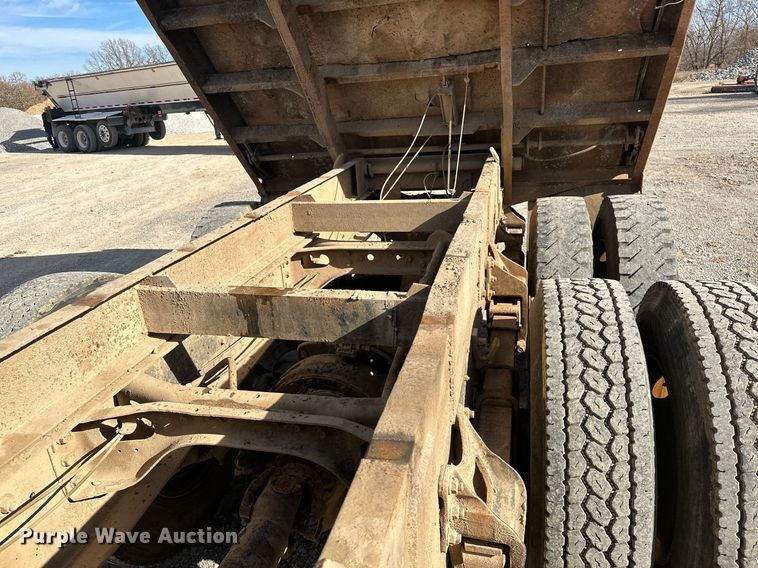 image for item LK9611 1990 International 9300  dump truck