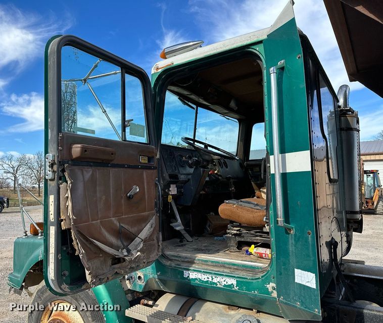 image for item LK9611 1990 International 9300  dump truck