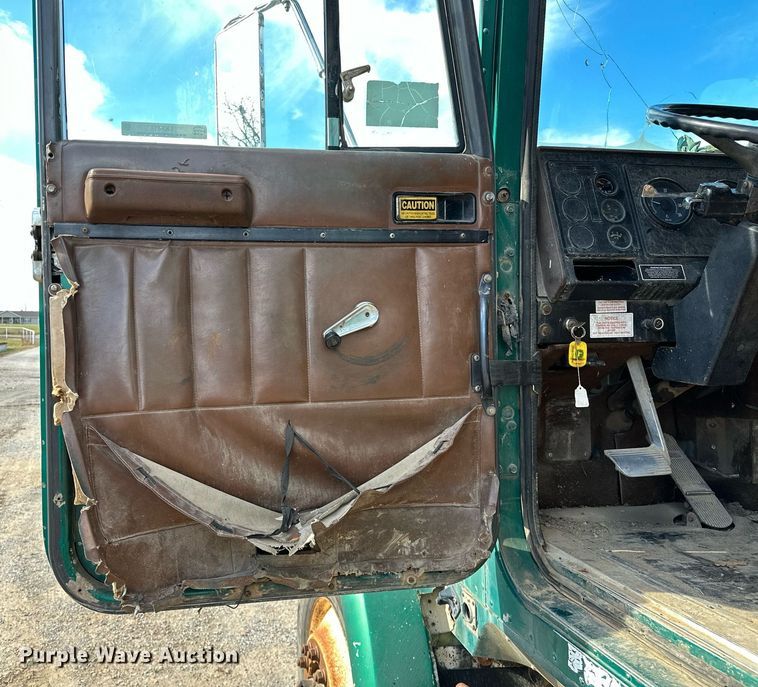 image for item LK9611 1990 International 9300  dump truck