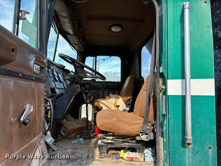 image for item LK9611 1990 International 9300  dump truck