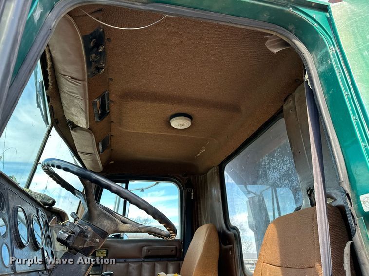 image for item LK9611 1990 International 9300  dump truck