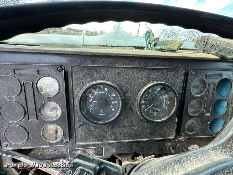 image for item LK9611 1990 International 9300  dump truck