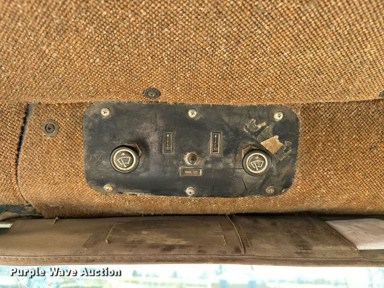 image for item LK9611 1990 International 9300  dump truck