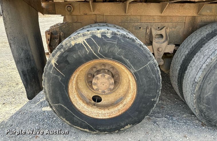 image for item LK9611 1990 International 9300  dump truck