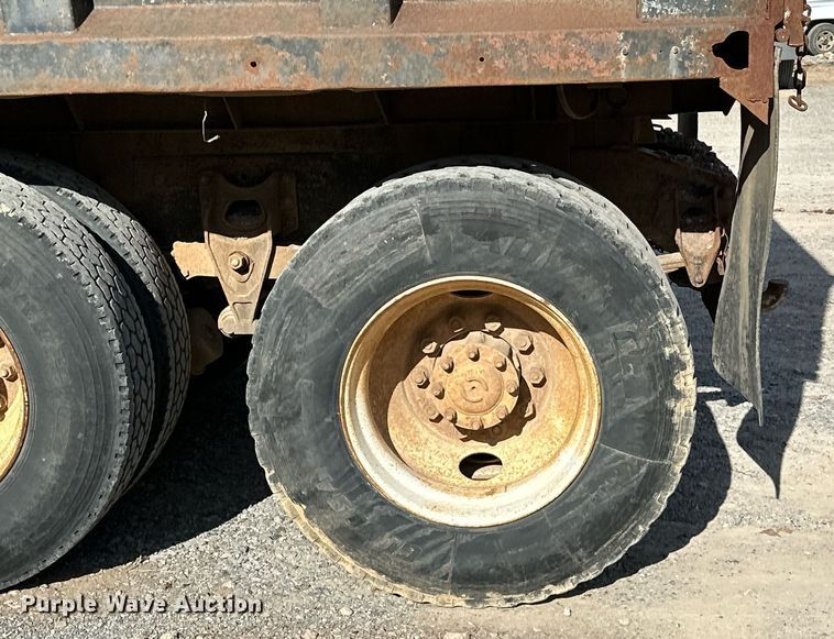 image for item LK9611 1990 International 9300  dump truck