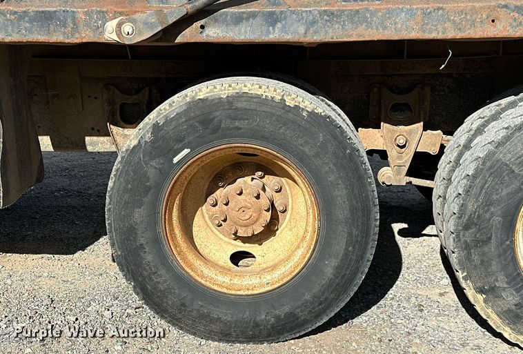 image for item LK9611 1990 International 9300  dump truck