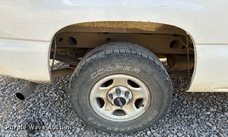 image for item LK9613 2002 GMC Sierra 1500  pickup truck