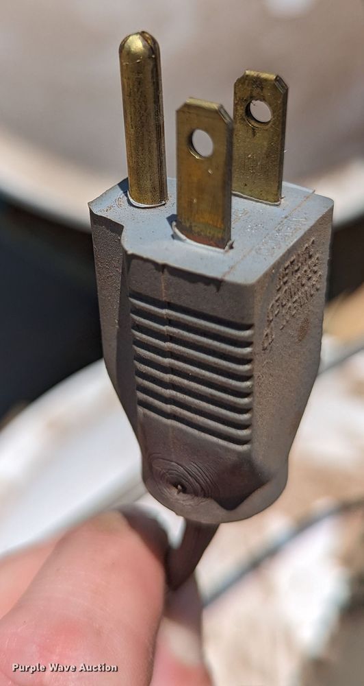 image for item LM9938 (8) light fixtures