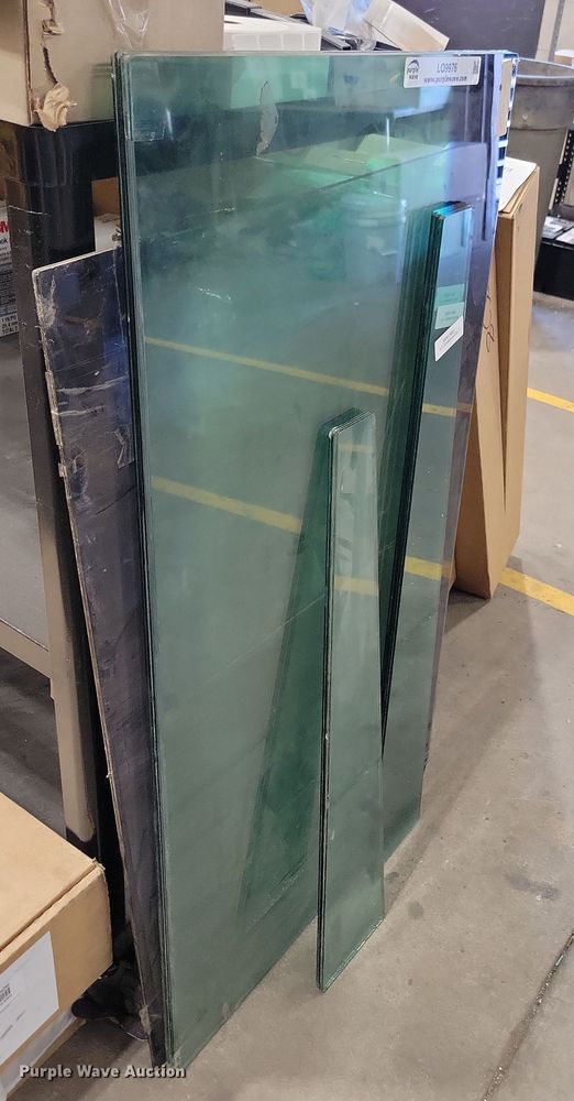 image for item LO9976 Automotive glass