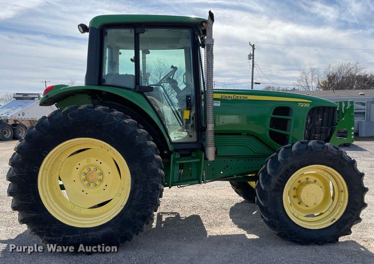 image for item LV9216 2009 John Deere 7230  MFWD tractor