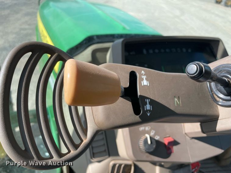 image for item LV9216 2009 John Deere 7230  MFWD tractor