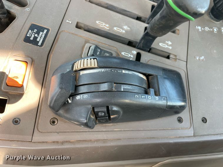 image for item LV9216 2009 John Deere 7230  MFWD tractor