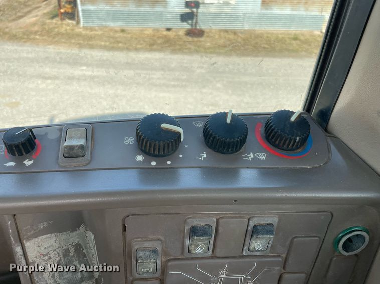 image for item LV9216 2009 John Deere 7230  MFWD tractor