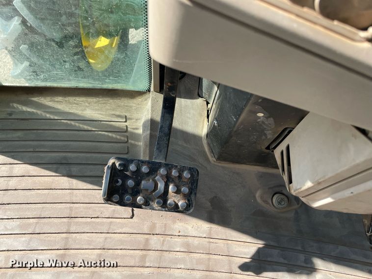 image for item LV9216 2009 John Deere 7230  MFWD tractor