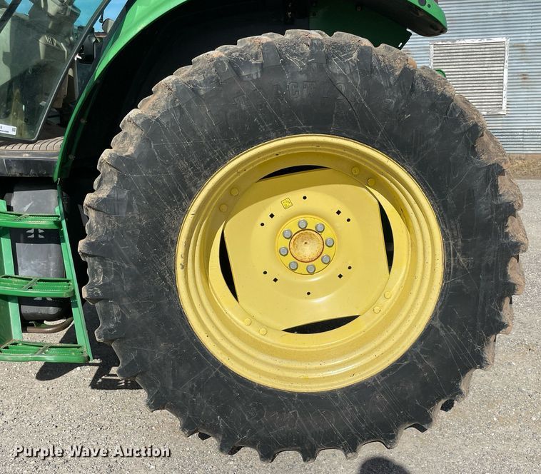 image for item LV9216 2009 John Deere 7230  MFWD tractor