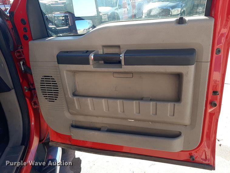 image for item LX9833 2010 Ford F550 Super Duty  Crew Cab rescue vehicle