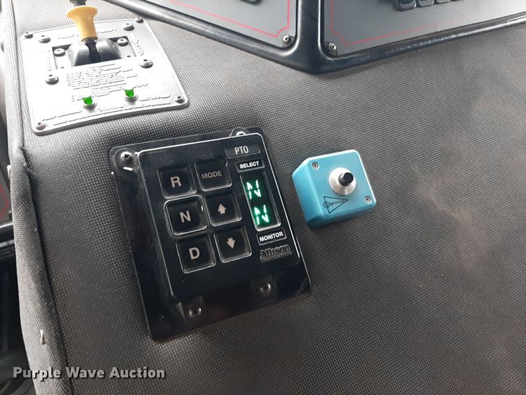 image for item LX9881 2007 Sutphen SL-75  Quint fire truck