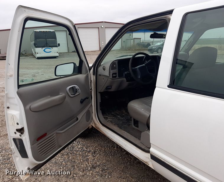 image for item LX9884 1999 Chevrolet Suburban C1500  SUV